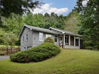 98 Shangrila Ln, Etowah, NC 28729-9744