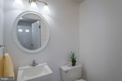 8667 Rising Creek Ct, Springfield VA  22153-3725 exterior