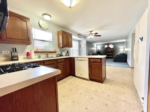 935 Ridge Trl, Carol Stream, IL 60188-9036