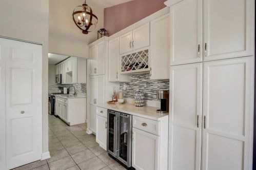 413 Indianwood Dr, Carol Stream IL  60188-1561 exterior