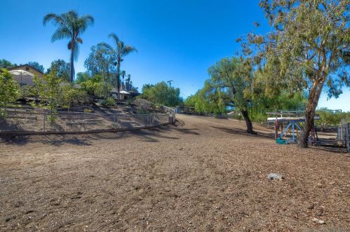 616 Estrelita Dr, Vista CA  92084-7926 exterior