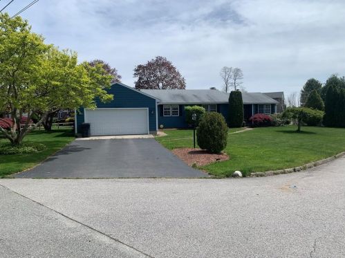 555 Algonquin Dr, Warwick, RI 02888-5542