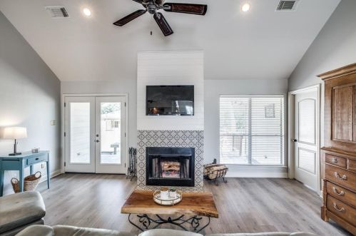 2433 Coachlight Ln, Conroe TX  exterior