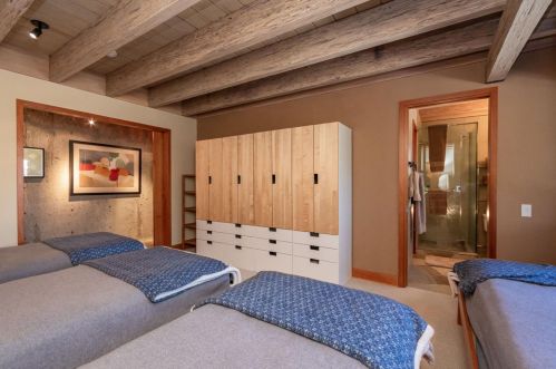 1721 Grouse Rdg, Truckee CA  96161-4033 exterior