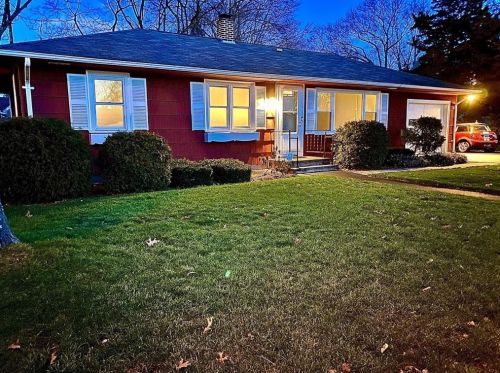 30 Farnum Rd, Warwick, RI 02888-3949