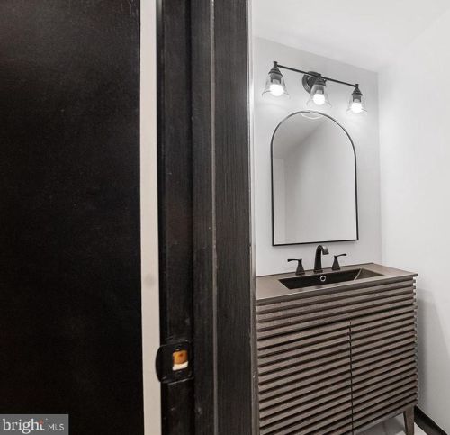 512 4 St, Philadelphia PA 19133-3105 exterior