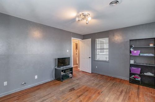1304 Tucker St, Fort Worth TX  76104-2140 exterior