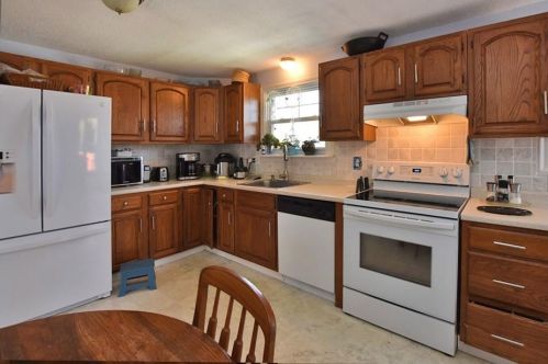 22 Carey Ct, Woonsocket, RI 02895-3802