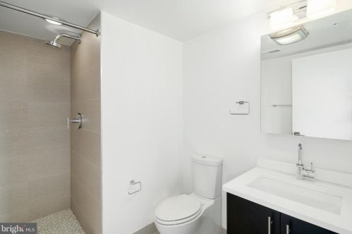 146 Front St, Philadelphia PA 19106-0020 exterior