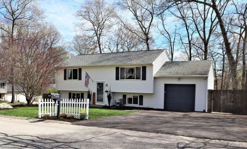 7 Jennifer Ln, Coventry, RI 02816-5262