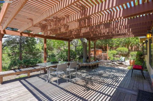 5900 Charter Oaks Dr, Hayward CA  94552-1678 exterior