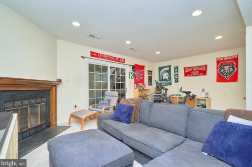 6740 Sunset Woods Ct, Springfield VA  22015-4241 exterior