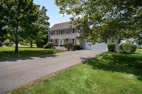 71 Samson Ln, Middletown, RI 02842-4598