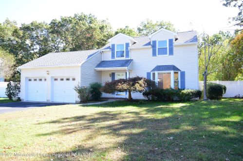 77 Maxim Dr, Lacey, NJ 08731-1460