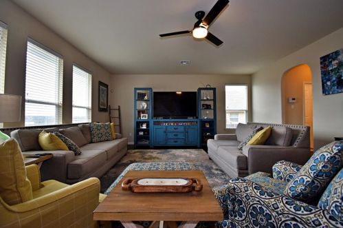 1065 Four Seasons Farm Dr, Uhland TX 78640-5765 exterior