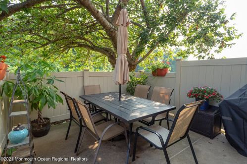 42 Cotswold Cir, Tinton Falls NJ  07712-2645 exterior