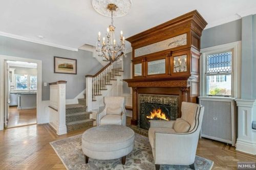 70 Crest Rd, Ridgewood, NJ 07450-3104