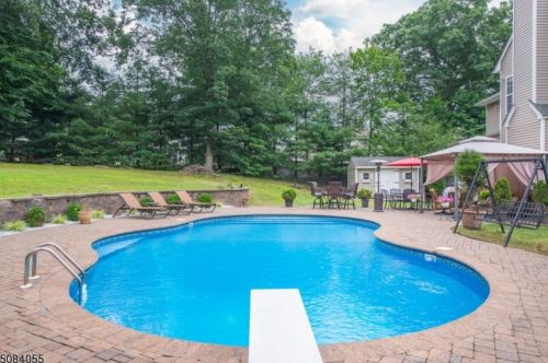 4 Bromley Ct, Hackettstown, NJ 07840-5533