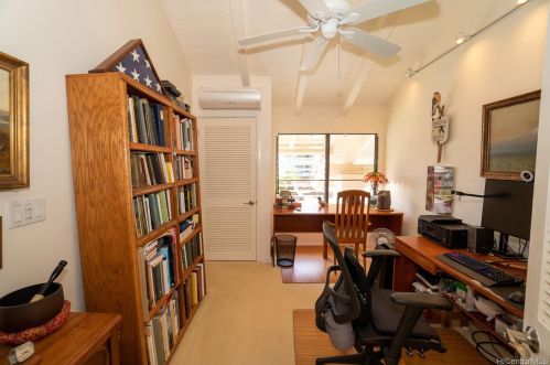 1072 Kaumoku St, Honolulu HI  96825-1306 exterior