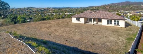 1833 Sugarbush Dr, Vista CA 92084 exterior