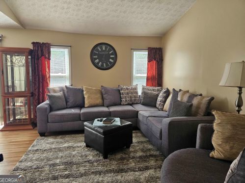 3237 Pawnee Dr, Rex GA 30273-1072 exterior