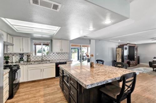 25112 Brook Dr, Madera, CA 93638-9458