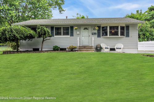 10 Trinity Pl, Jackson Twp, NJ 08527-1822