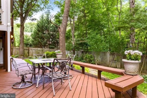 8006 Middlewood Pl, Springfield VA  22153-1928 exterior