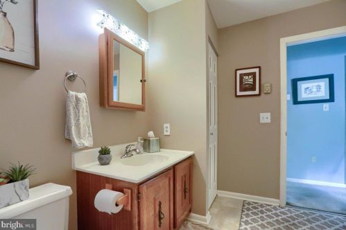 2410 Creek View Dr, Lancaster PA  17602-1450 exterior