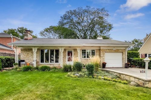 527 Briarhill Ln, Glenview, IL 60025-4943