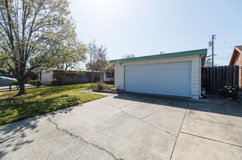 8890 Halverson Dr, Elk Grove, CA 95624-1655