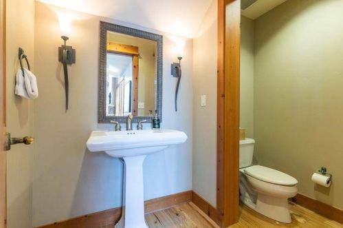 12303 Lookout Loop, Truckee CA  96161-4528 exterior
