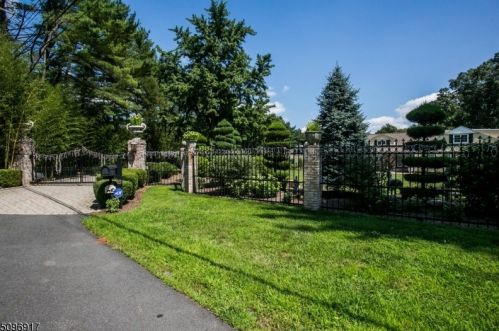 16 Stark Dr, Morristown, NJ 07960-6738