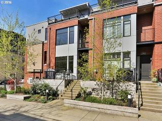 1702 Riverscape St, Portland, OR 97209-1803