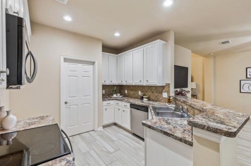 3622 Boxwood Dr, Garland TX 75040-8798 exterior