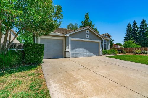 9351 Crowell Dr, Elk Grove, CA 95624-3560