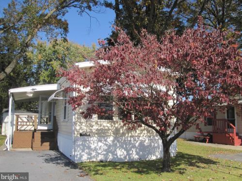 907 Emerald St, Ephrata, PA 17522-1802