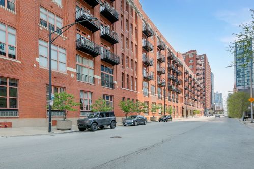 360 Illinois St, Chicago, IL 60654-3658