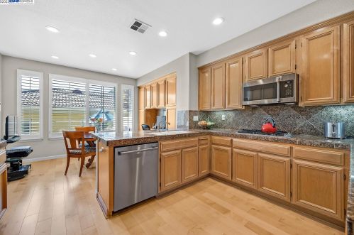 22150 Lyndon Loop, Hayward, CA 94552-5378