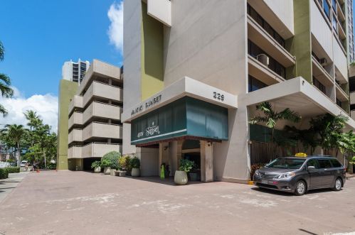 229 Paoakalani Ave, Honolulu HI 96815-3764 exterior