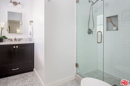 431 Scholl Dr, Glendale CA 91206-3045 exterior