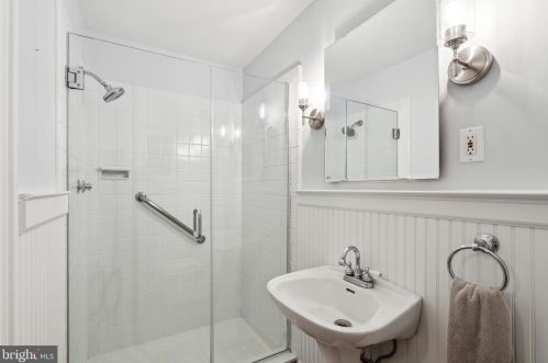 25 Gravers Ln, Philadelphia PA 19118-0041 exterior