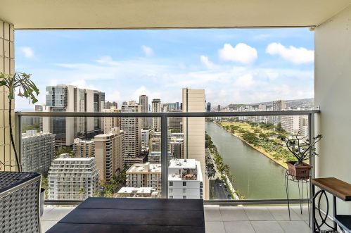 445 Seaside Ave, Honolulu HI  96815-2640 exterior