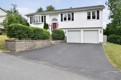 28 White Dr, Providence, RI 02919-4871