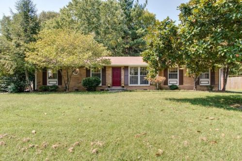 512 Albany Dr, Hermitage, TN 37076-1420