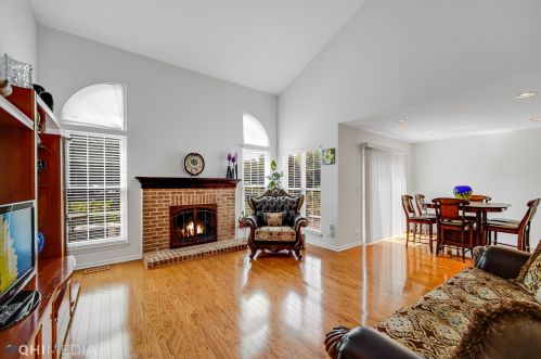 36089 Springbrook Ln, Gurnee, IL 60031-4517