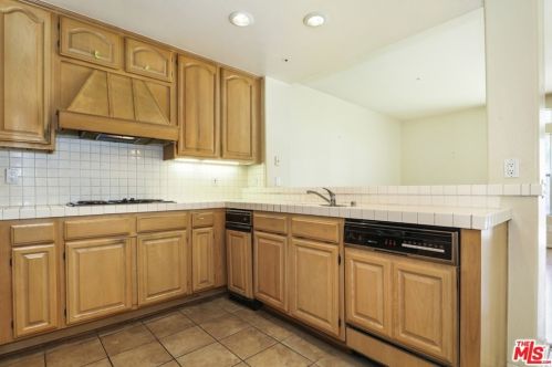 889 Calle Amable, Glendale CA  91208-3058 exterior