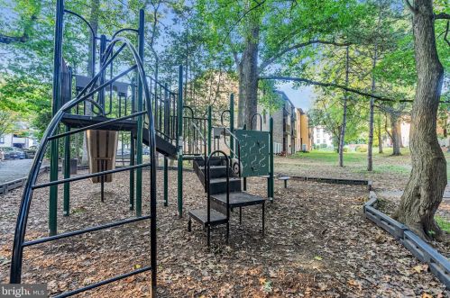 2226 Castle Rock Sq, Herndon VA  20191-2237 exterior