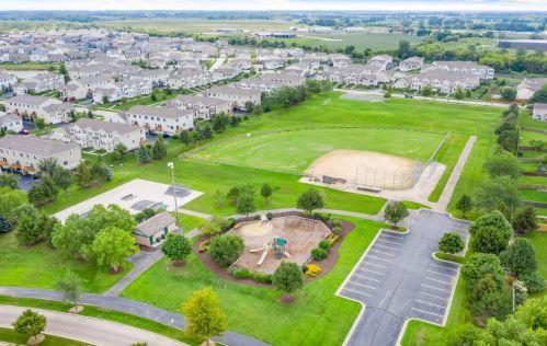 1252 Alta Vista Dr, Pingree Grove IL  60140-2057 exterior