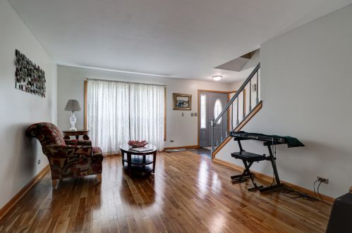 649 Sunrise Ct, Carol Stream IL  60188-1683 exterior